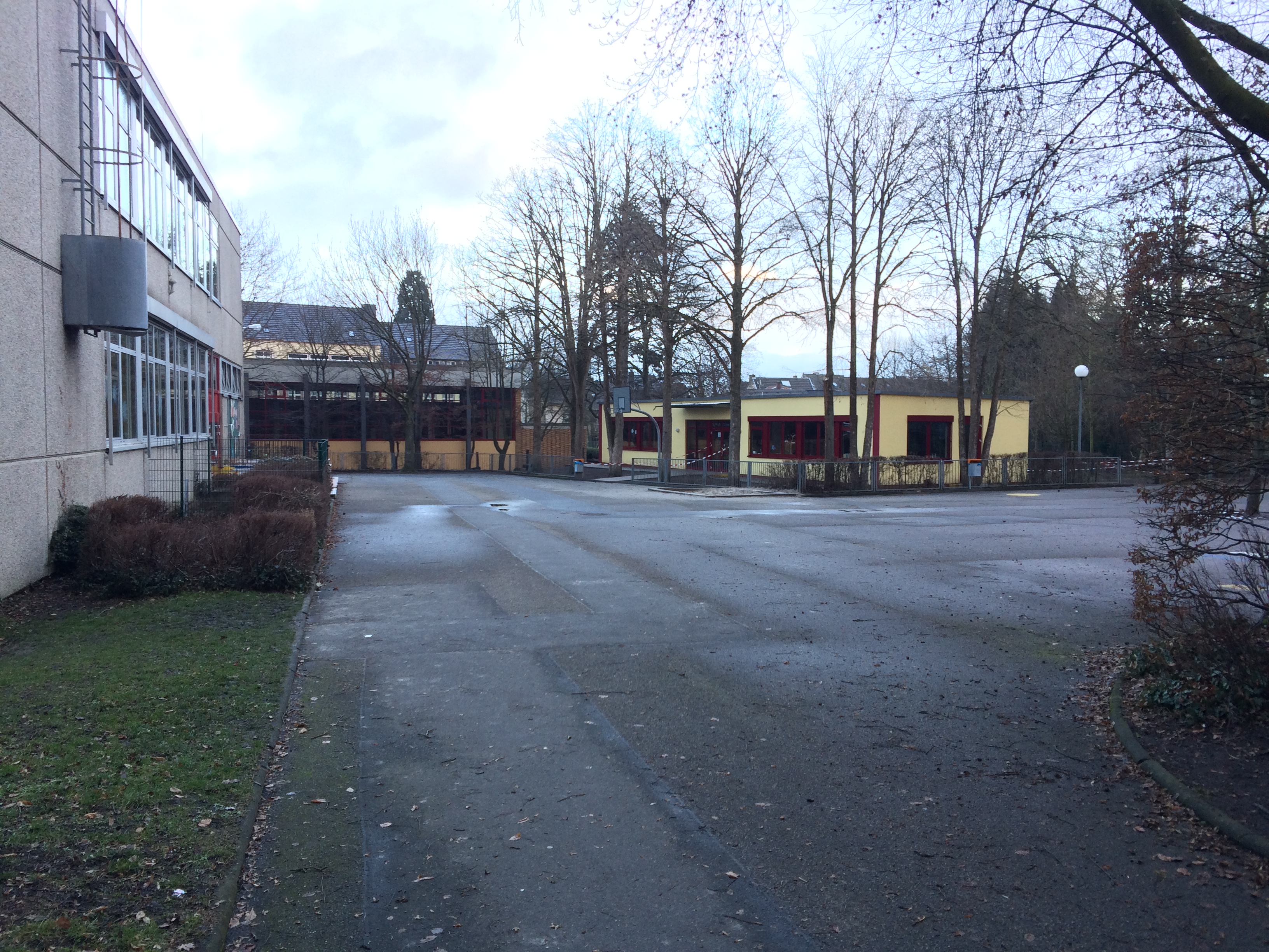 Schulhof Gebrüder Grimm Schule (2) - Unser Hürth